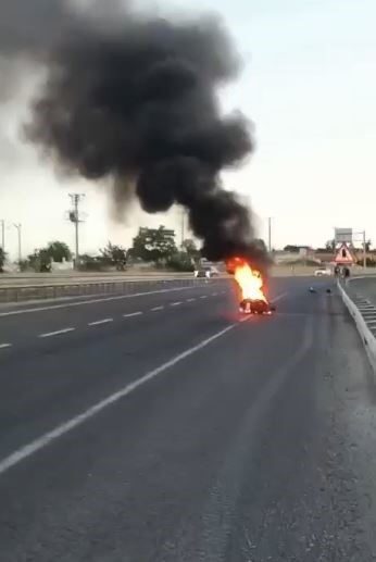 Süleymanpaşa ilçesinde, Malkara yolunda seyir halindeyken alev alan bir motosiklet