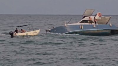 Boğazkent sahilinde karaya oturan gezi teknesinde mahsur kalan 3 kişiyi