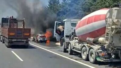 TEM Otoyolu Kumburgaz mevkisinde seyir halindeki bir araçta çıkan yangın,