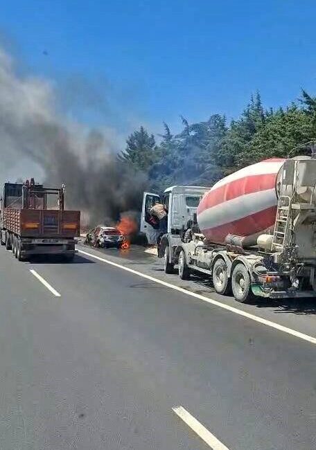 TEM Otoyolu Kumburgaz mevkisinde seyir halindeki bir araçta çıkan yangın,