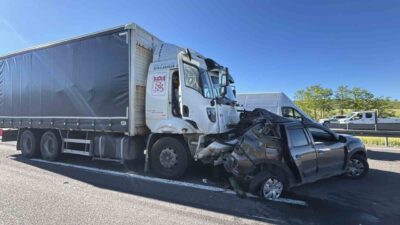 TEM Otoyolu Bolu geçişinde meydana gelen trafik kazasında, bir kamyonun