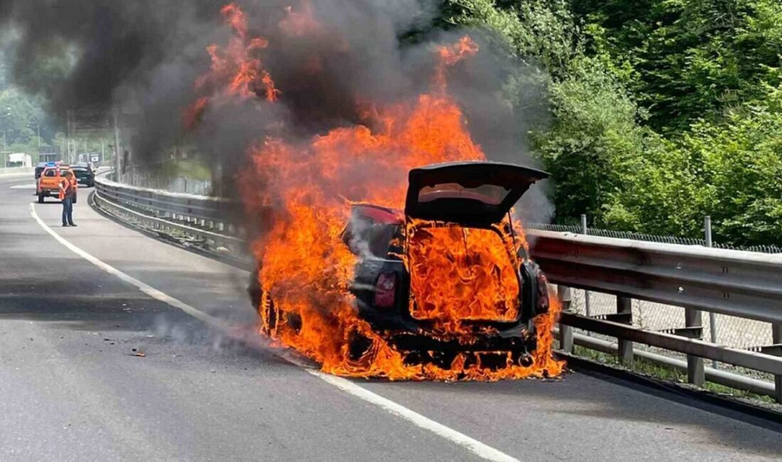 Bolu’da bir otomobilde meydana gelen yangın, itfaiye ekiplerinin hızlı müdahalesiyle