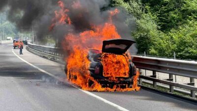 Bolu’da bir otomobilde meydana gelen yangın, itfaiye ekiplerinin hızlı müdahalesiyle