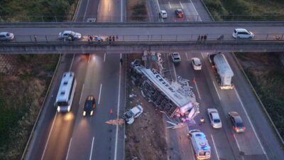 TEM Otoyolu’nun Büyük Melen mevkisinde meydana gelen kazada, halı yüklü
