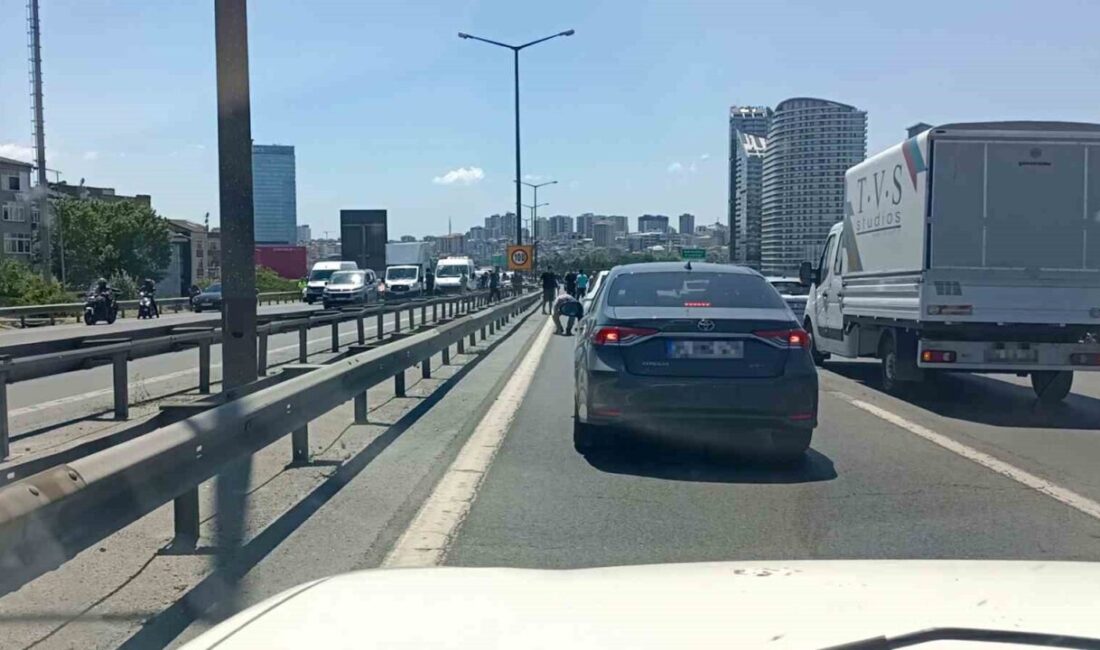 İstanbul Bağcılar’da bulunan TEM Otoyolu’nda motosikletli bir kuryenin yere düşmesi