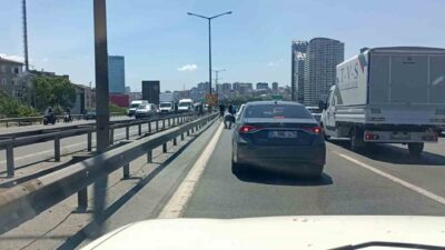 İstanbul Bağcılar’da bulunan TEM Otoyolu’nda motosikletli bir kuryenin yere düşmesi