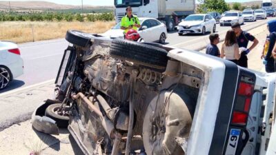 Gaziantep’te meydana gelen trafik kazasında, refüje düşerek ters dönen bir