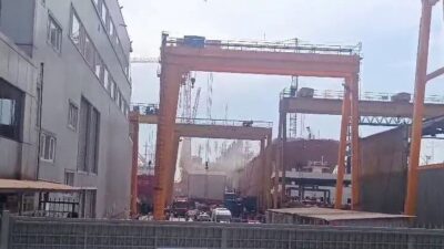 Tuzla ilçesindeki Dentaş Tersanesi’nde bakımda olan bir gemide çıkan yangına