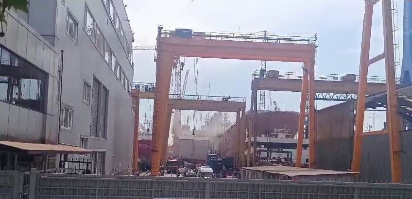 Tuzla ilçesindeki Dentaş Tersanesi’nde bakımda olan bir gemide çıkan yangına