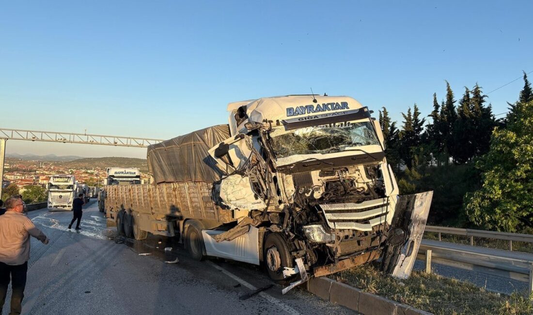 Kula ilçesinde meydana gelen trafik kazasında, seyir halindeki bir tır