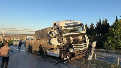 Kula ilçesinde meydana gelen trafik kazasında, seyir halindeki bir tır