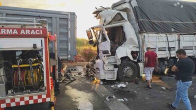 Manavgat ilçesinde meydana gelen trafik kazasında bir kamyon, kırmızı ışıkta