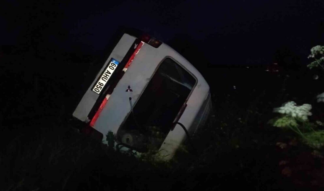 Yeşilyurt ilçesinde meydana gelen trafik kazasında bir minibüs kontrolden çıkarak