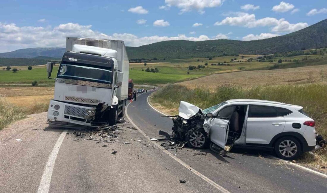 Zile ilçesinde meydana gelen trafik kazasında, otomobil ile kamyon çarpıştı