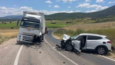 Zile ilçesinde meydana gelen trafik kazasında, otomobil ile kamyon çarpıştı