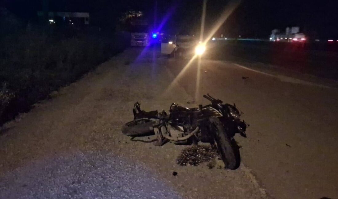 Reşadiye ilçesinde meydana gelen trafik kazasında, otomobilin park halindeki motosiklete