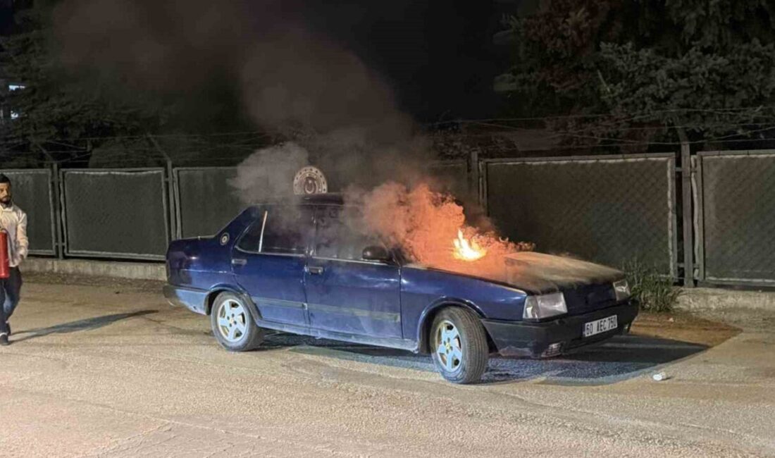 Erbaa ilçesinde, park halindeki bir otomobilin motor kısmında çıkan yangın,