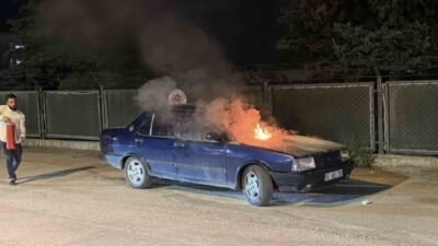Erbaa ilçesinde, park halindeki bir otomobilin motor kısmında çıkan yangın,