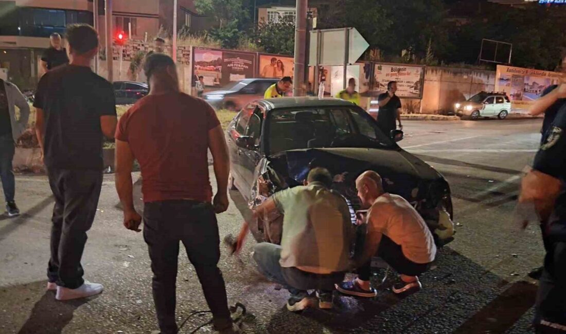Niksar ilçesinde meydana gelen zincirleme trafik kazasında üç otomobil bir