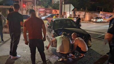 Niksar ilçesinde meydana gelen zincirleme trafik kazasında üç otomobil bir