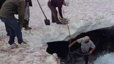 Erzurum’un Tortum ilçesinde, buzullar arasına düşen bir dana, vatandaşların yoğun
