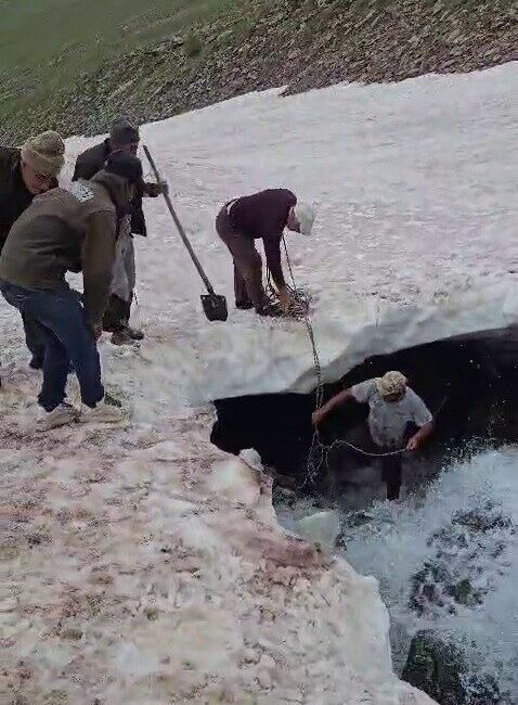 Erzurum’un Tortum ilçesinde, buzullar arasına düşen bir dana, vatandaşların yoğun