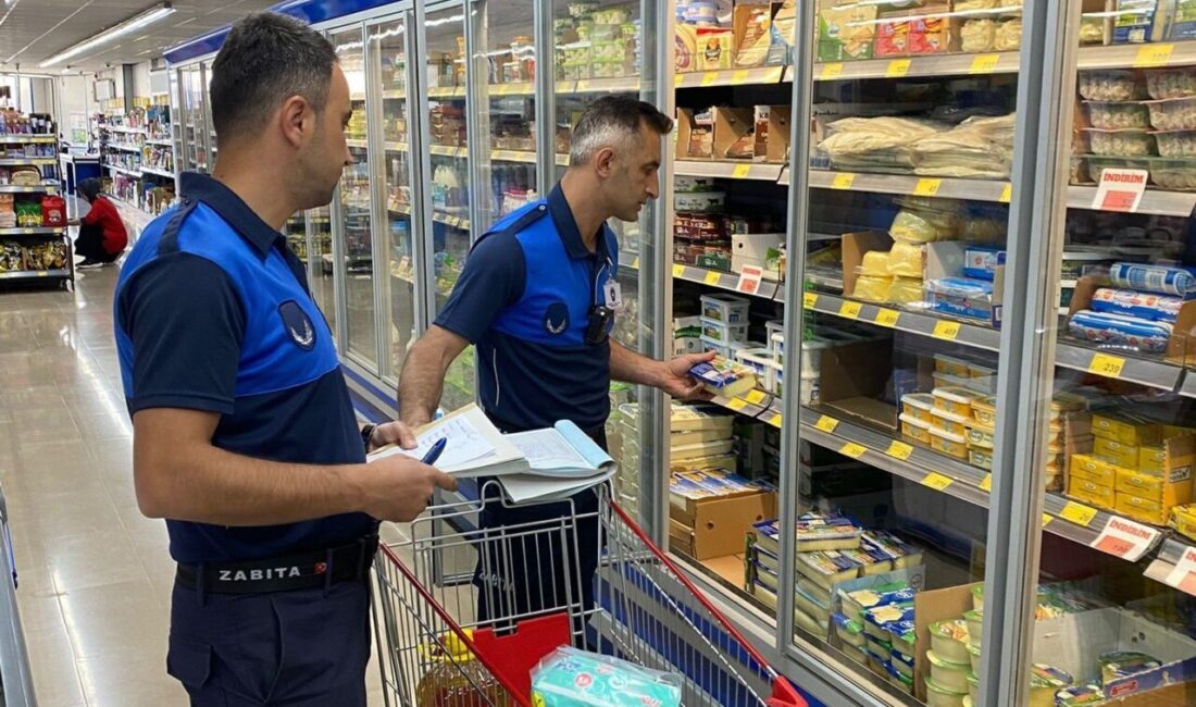 Tosya Belediyesi Zabıta Müdürlüğü ekipleri, ilçedeki marketlerde ürün fiyatları, raf