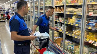 Tosya Belediyesi Zabıta Müdürlüğü ekipleri, ilçedeki marketlerde ürün fiyatları, raf