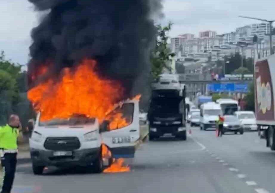 Trabzon Ortahisar ilçesinde havalimanı yakınlarında seyir halinde olan bir dolmuş