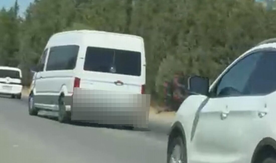 Mersin’de bir minibüs sürücüsü, trafiği tehlikeye düşürecek şekilde şerit değiştirdiği