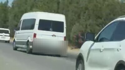 Mersin’de bir minibüs sürücüsü, trafiği tehlikeye düşürecek şekilde şerit değiştirdiği