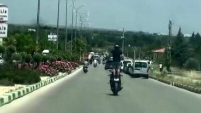 Kilis’te, trafikte seyir halindeyken akrobatik hareketler yapan bir motosiklet sürücüsüne