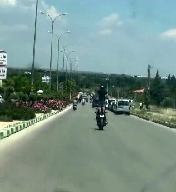 Kilis’te, trafikte seyir halindeyken akrobatik hareketler yapan bir motosiklet sürücüsüne