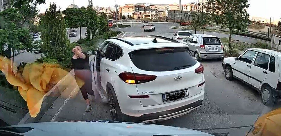 Elazığ’da bir trafik olayı anı, araç içi kameraya yansıdı. Cumhuriyet