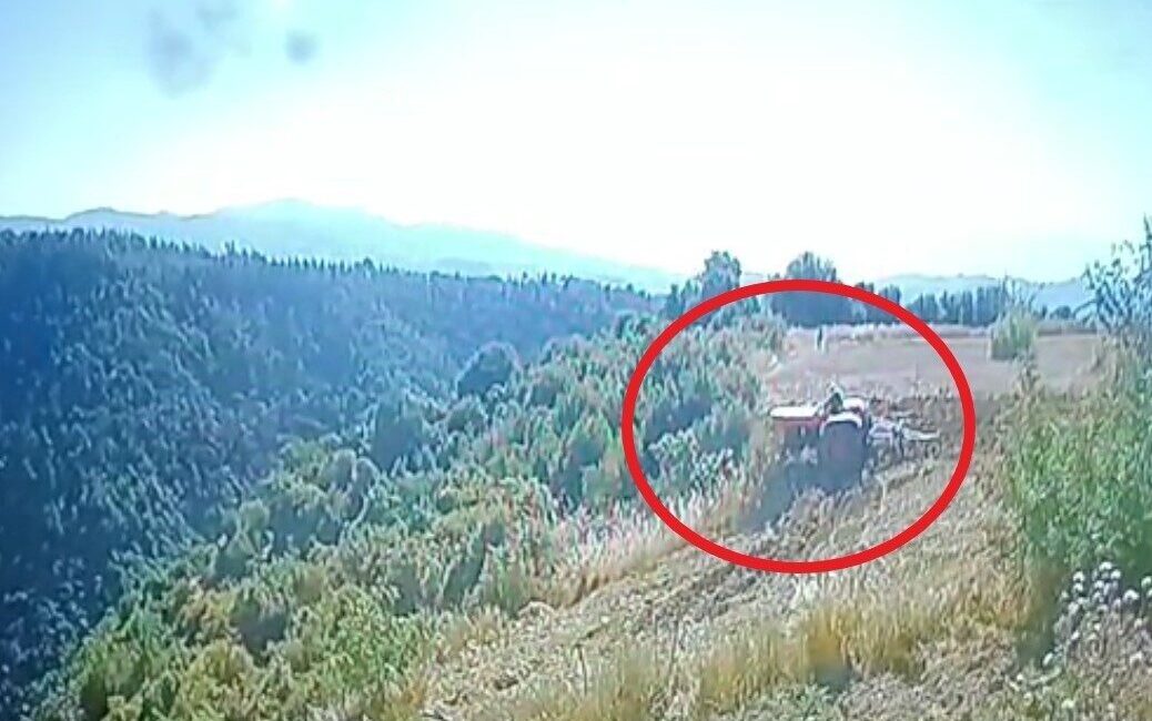 Manisa’nın Ahmetli ilçesinde bir çiftçi, tarlasını sürerken traktörünün devrilmesi sonucu