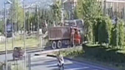 Melikgazi ilçesinde tramvay ile kamyonun çarpıştığı kaza anı, güvenlik kamerası
