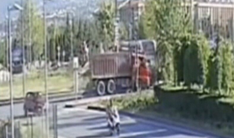 Melikgazi ilçesinde tramvay ile kamyonun çarpıştığı kaza anı, güvenlik kamerası