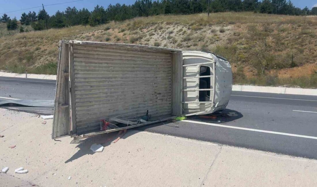 Afyonkarahisar’da meydana gelen trafik kazasında, tuğla yüklü bir kamyonet devrildi