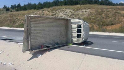 Afyonkarahisar’da meydana gelen trafik kazasında, tuğla yüklü bir kamyonet devrildi