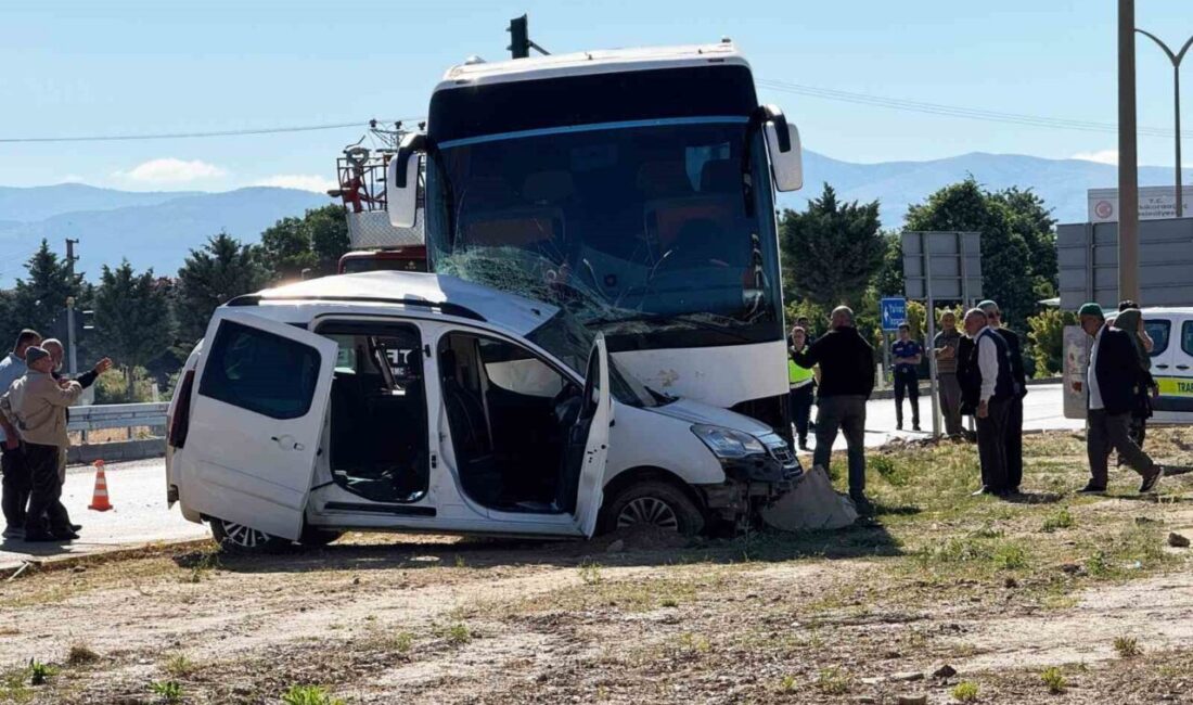 Şarkikaraağaç ilçesinde meydana gelen trafik kazasında tur otobüsü ile hafif