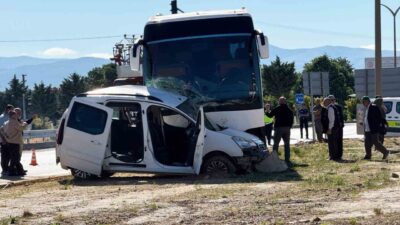 Şarkikaraağaç ilçesinde meydana gelen trafik kazasında tur otobüsü ile hafif