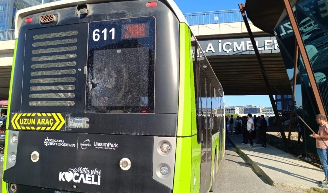 Tuzla’da meydana gelen trafik kazasında belediye otobüsü, ani fren yaptığı