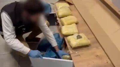 Antalya’da televizyon ünitesine 12 paket halinde 7 kilogram skunk saklayarak