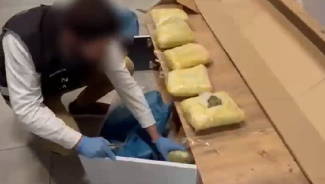 Antalya’da televizyon ünitesine 12 paket halinde 7 kilogram skunk saklayarak
