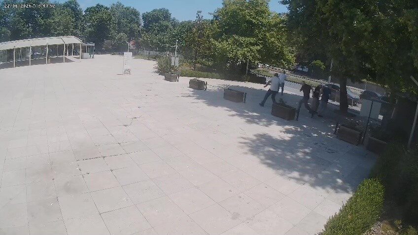 Zonguldak’ta gerçekleşen üç aracın karıştığı kaza anı, güvenlik kamerası görüntüleriyle