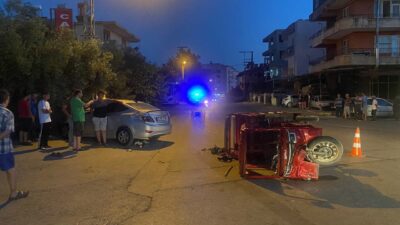 Antalya’nın Serik ilçesinde meydana gelen trafik kazasında bir otomobil ile