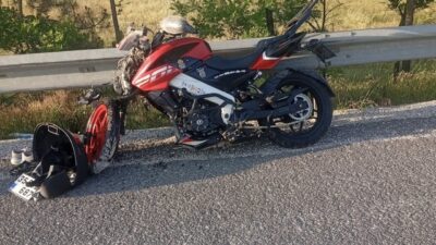 Uşak’ın Banaz ilçesinde meydana gelen trafik kazasında motosiklet sürücüsü, kamyona