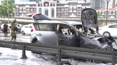 Üsküdar’da seyir halindeyken alevlerin içinde kalan bir SUV araç tamamen