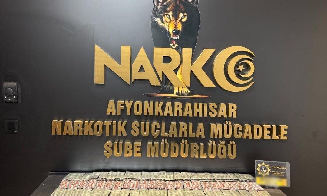 Afyonkarahisar’da polis operasyonunda 3 bin 159 uyuşturucu hap ele geçirilirken,