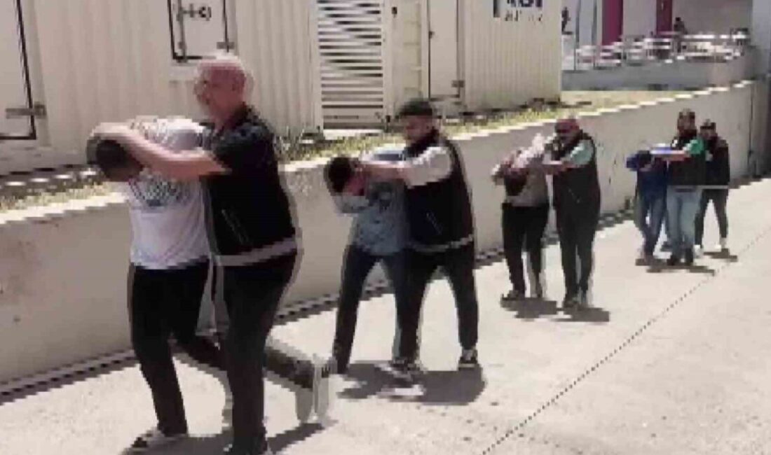 Adana’da polis ekipleri tarafından gerçekleştirilen operasyonda uyuşturucu ticareti yaptığı düşünülen